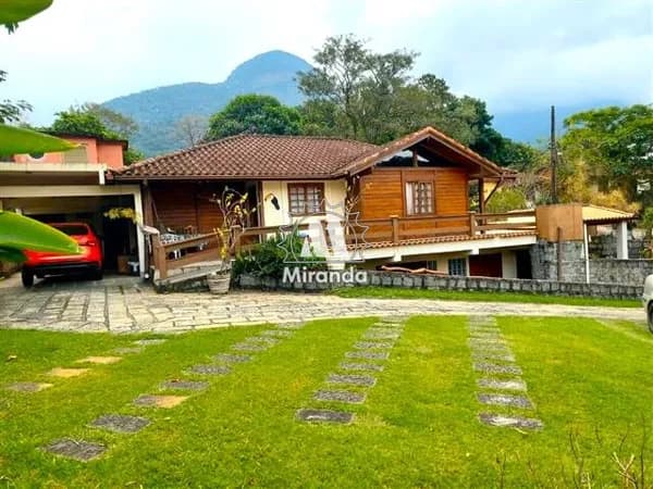 Casa de 4 qts, em Condomínio no Limoeiro com cachoeira e piscinas