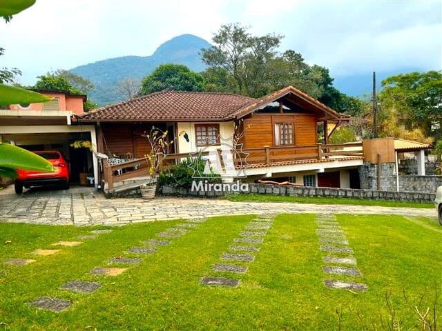 Casa de 4 qts, em Condomínio no Limoeiro com cachoeira e piscinas