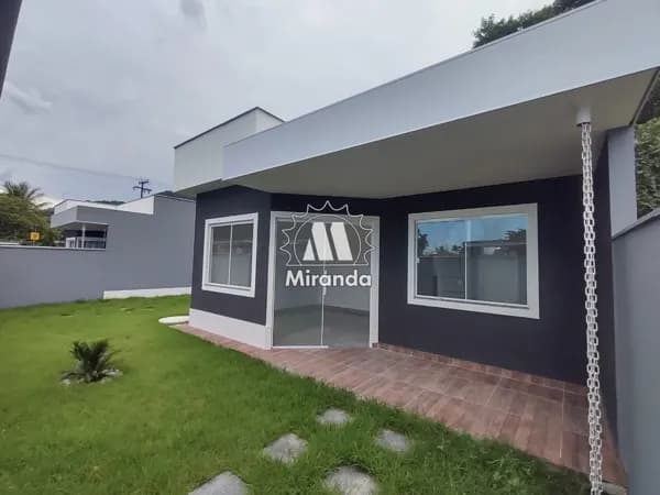 Casa Nova e Linear de 2 qts, no Bananal, terreno plano com espaço gourmet