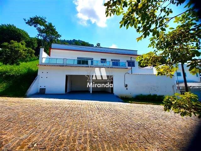 Casa de 3 suítes e área gourmet em Condomínio no Centro de Guapimirim