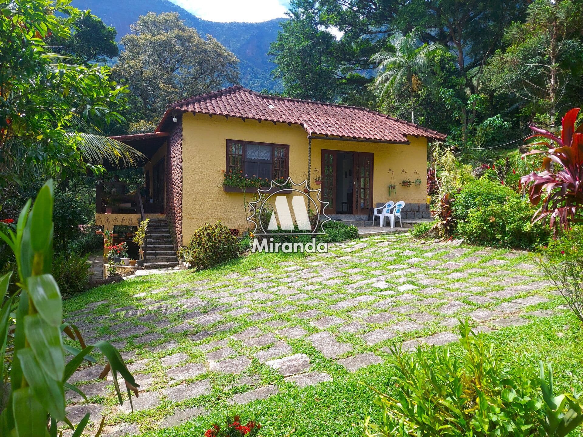 Casa de 3 qts, em Condomínio na Caneca Fina com acesso à Cachoeira, com piscina e espaço gourmet