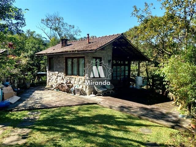 Casa de 2 qts, área gourmet, em Condomínio no Limoeiro