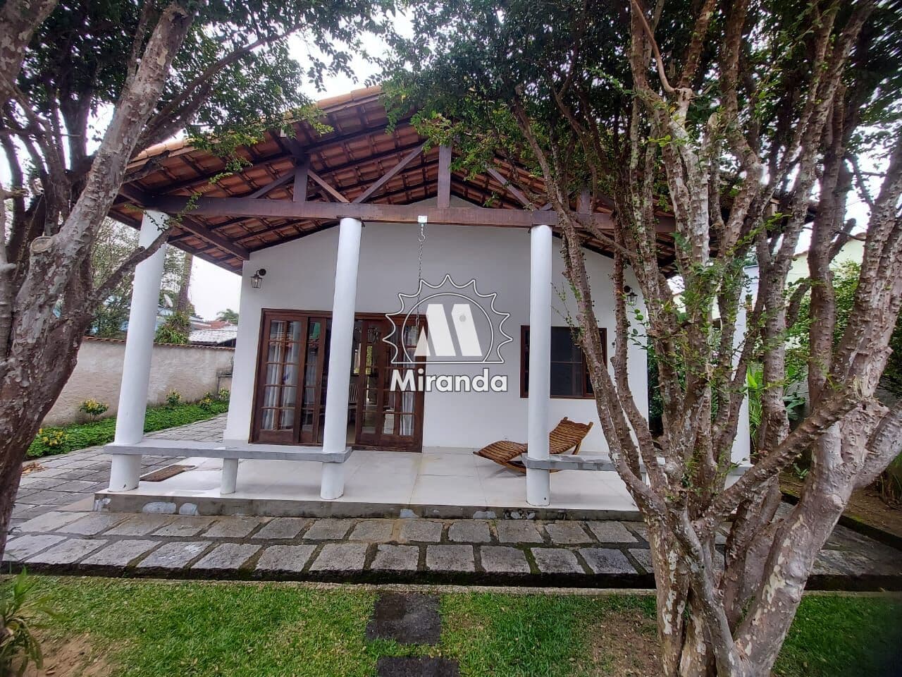 Casa linear de 2 qts, no Centro de Guapimirim, terreno plano