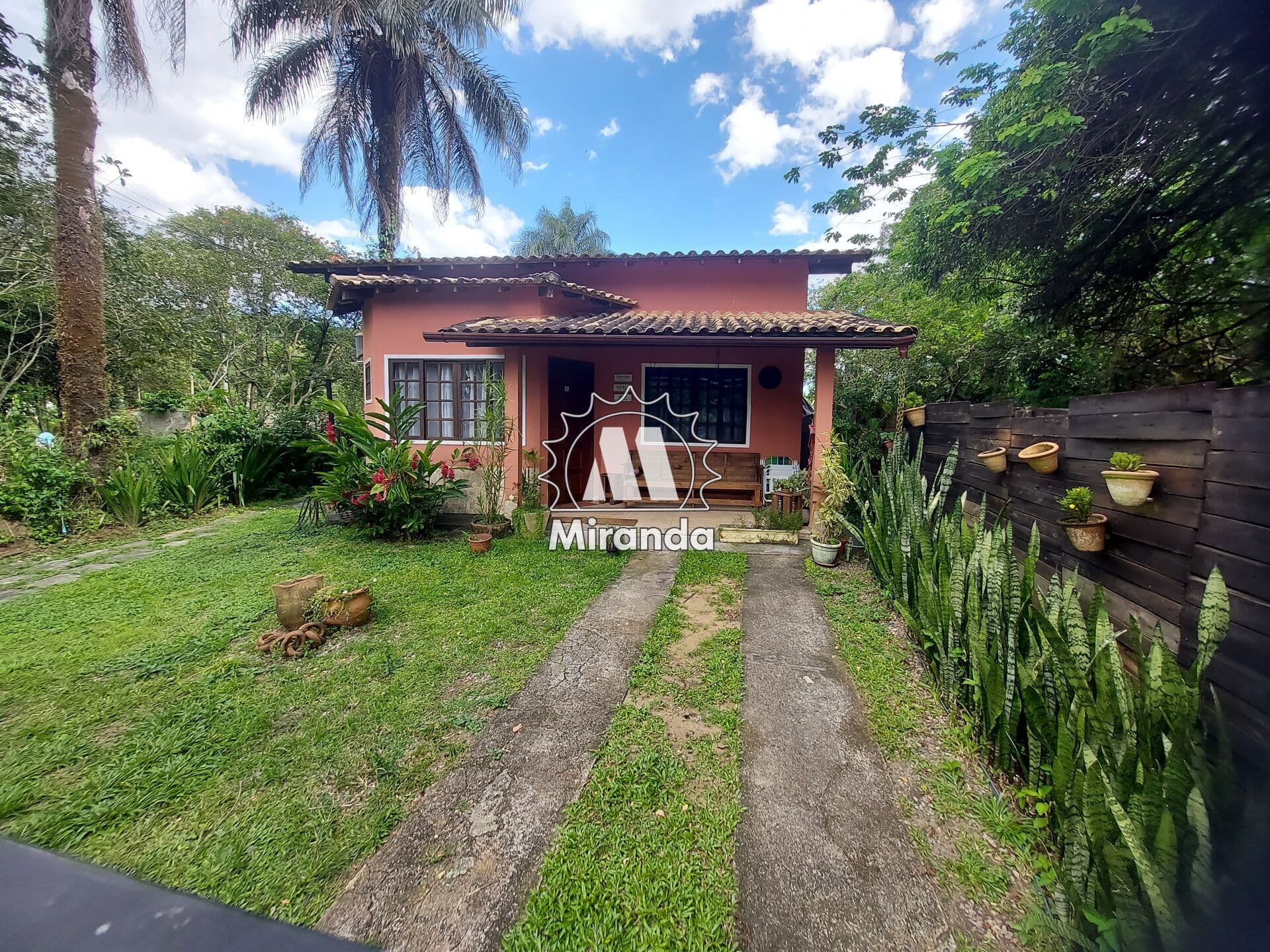 Casas de 2 qts, na Cotia, terreno plano