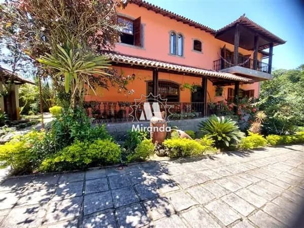 Casa de 7 qts em Condomínio no pé da Serra, piscina, campo de futebol e churrasqueira