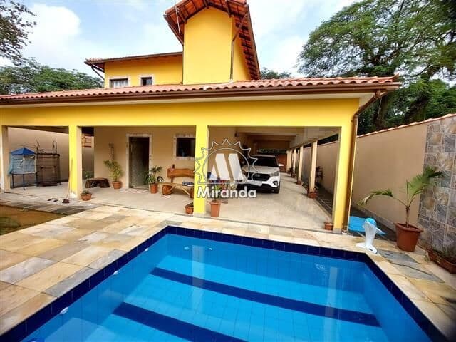 Casa de 3 qts, no Centro de Guapimirim, com piscina e espaço gourmet