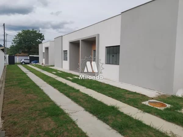 Casas Novas de 3 qts, ótima localização, na Cotia
