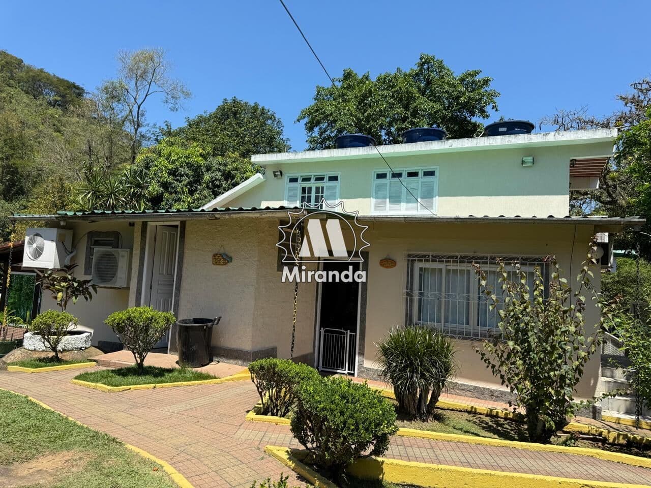 Propriedade de 9 qts, com 6.000m², 4 casas, piscina, espaço gourmet, campo de futebol e lagos