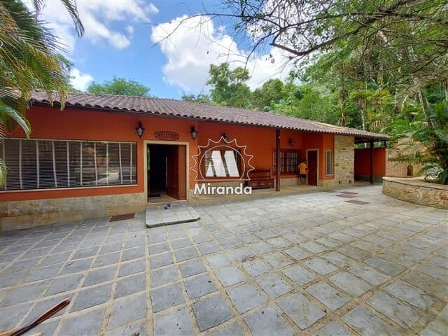 Casa com 4 suítes no Monte Olivete, acesso à cachoeira e piscina
