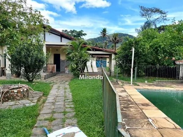 Casa linear de 5 qts, esquina, 942m² de terreno plano, com piscina