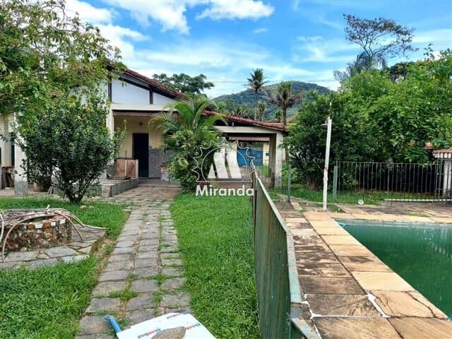 Casa linear de 5 qts, esquina, 942m² de terreno plano, com piscina