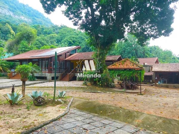 Casa de Alto Padrão no Paiol, 1.400m² de terreno plano, porteira fechada