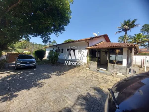 Casa linear de 6 qts, no Condomínio Portão Azul, Caneca Fina, piscina e churrasqueira, terreno plano