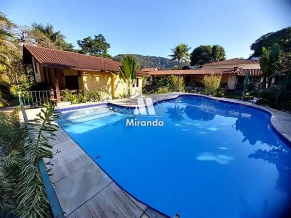 Casa de 8 qts, em Condomínio, com 2 áreas gourmet e linda piscina