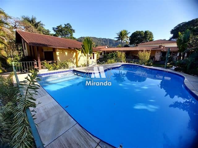 Casa de 8 qts, em Condomínio, com 2 áreas gourmet e linda piscina