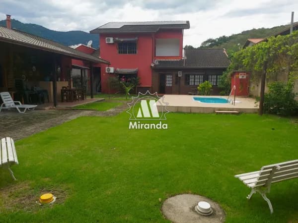 Casa na Cotia, 4 suítes, terreno plano, piscina e espaço gourmet