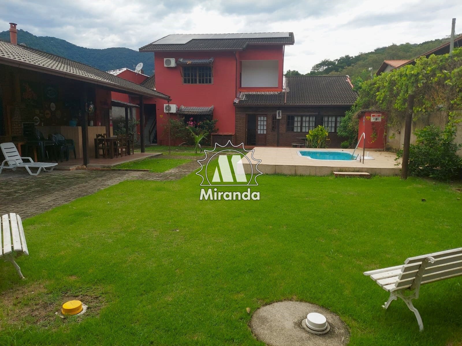 Casa na Cotia, 4 suítes, terreno plano, piscina e espaço gourmet
