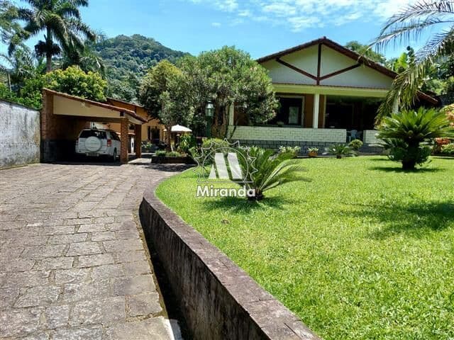 Casa de 6 qts, com piscina natural, área gourmet e acesso à cachoeira