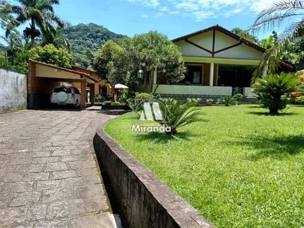 Casa de 6 qts, com piscina natural, área gourmet e acesso à cachoeira
