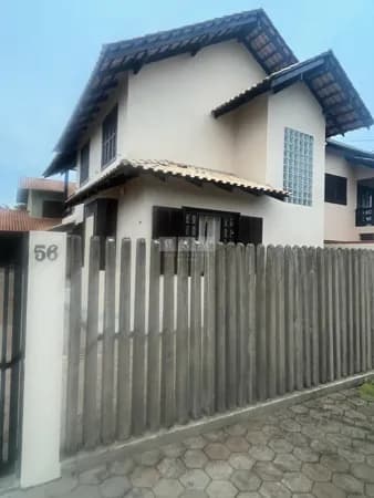 Sobrado no Centro de Balneário Piçarras – A apenas 400 metros do mar