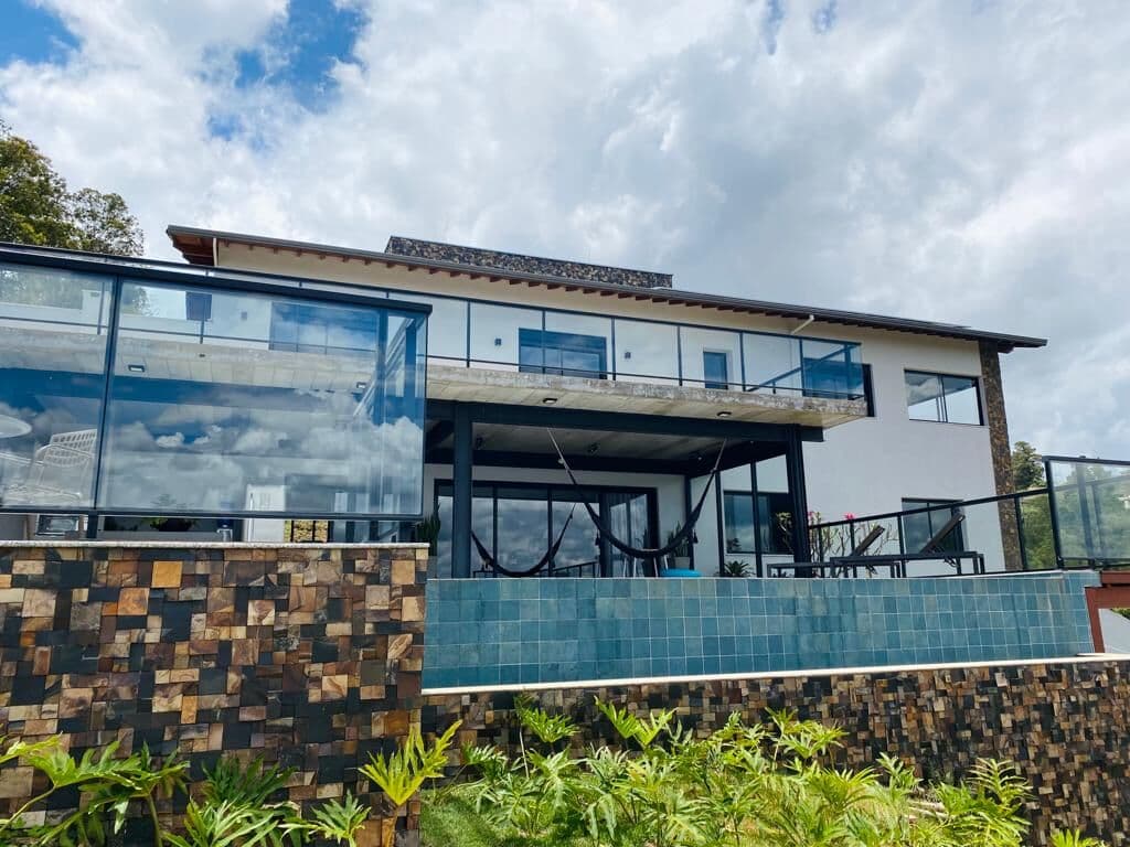 Casa Nova de alto padrão com 450m² e linda vista panorâmica para as montanhas, 4 suítes no condomínio Conde em Nova Lima