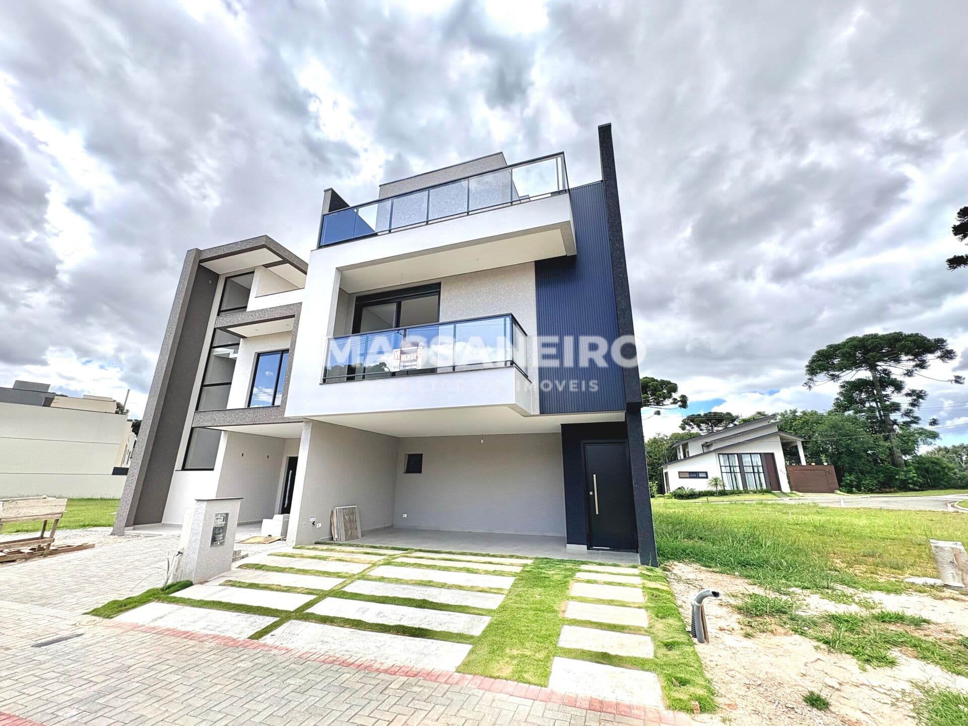 Sobrado em São José dos Pinhais - Costeira