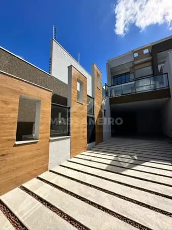 Sobrado à venda no bairro Bom Jesus em São José dos Pinhais/PR