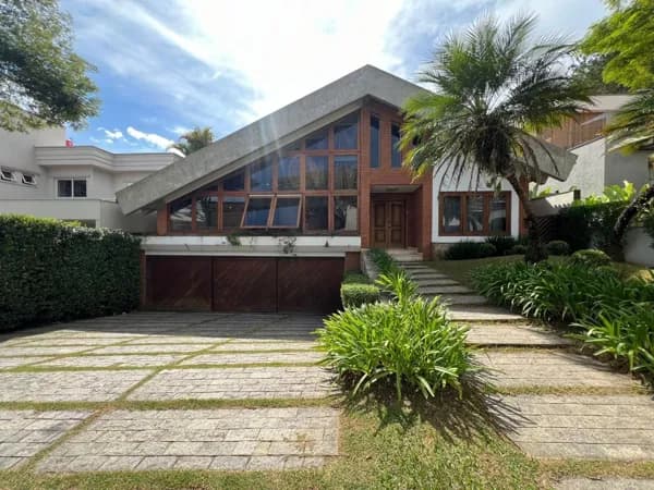 Alphaville 10 | Casa Exclusiva com Excelente Potencial para Retrofit
