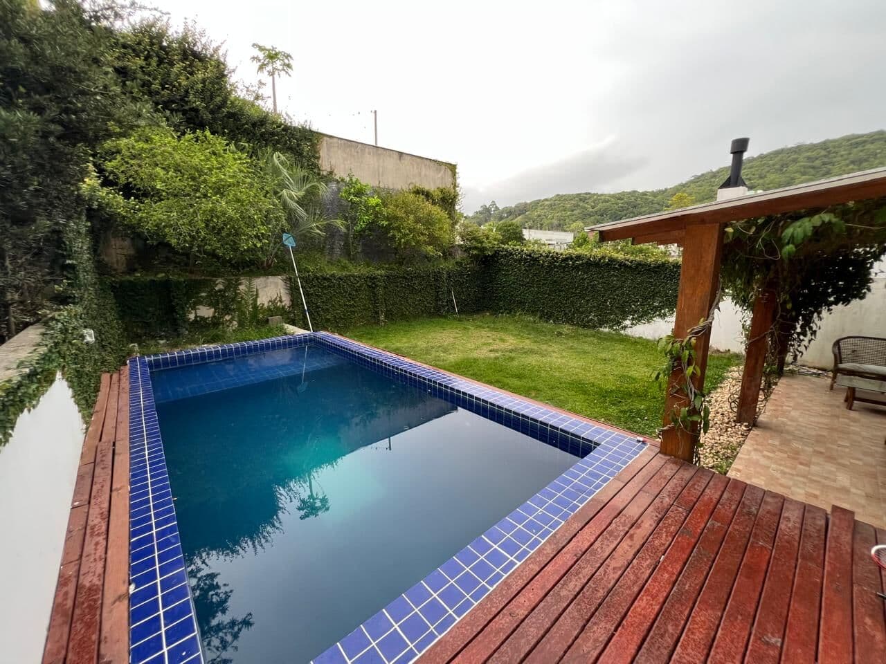 CASA MOBILIADA PEDRA BRANCA - Alto Padrão-com piscina