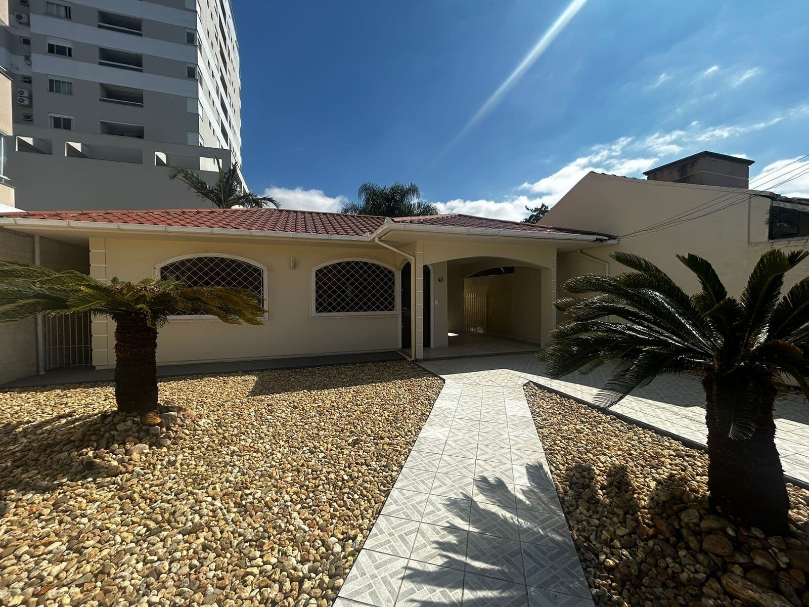 🏡 CASA À VENDA NO CENTRO DE PALHOÇA/SC – AMPLO TERRENO E EDÍCULA COMPLETA