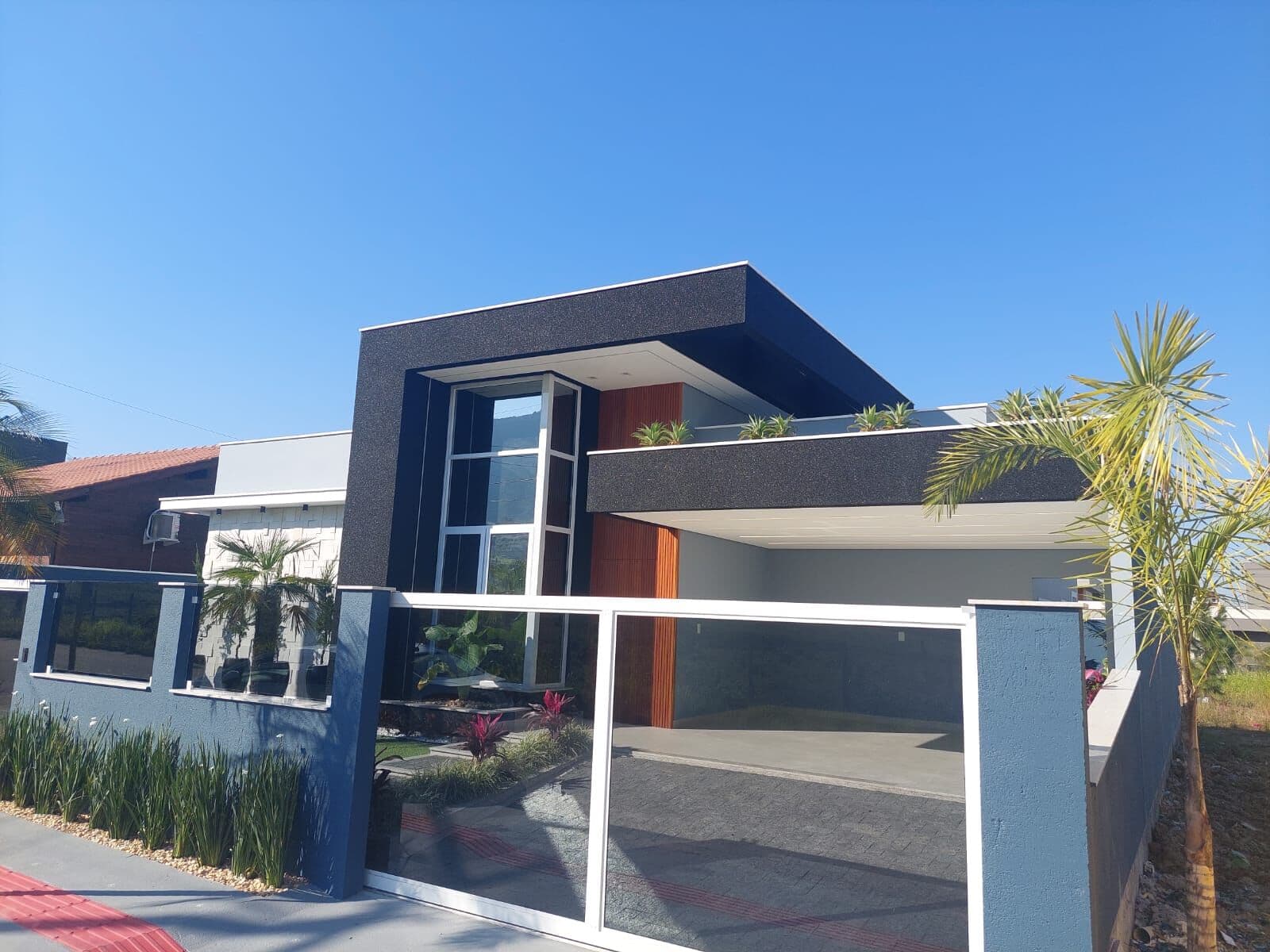 🏡 CASA MODERNA COM PISCINA À VENDA EM PALHOÇA/SC — CONFORTO E SOFISTICAÇÃO EM CADA DETALHE