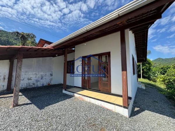 Casa com terreno amplo em Corupá