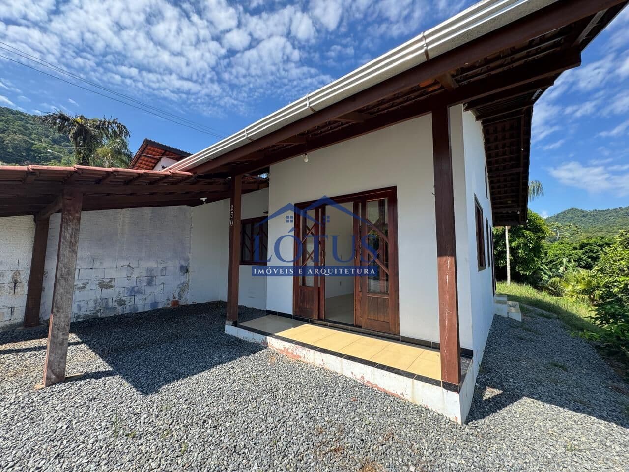 Casa com terreno amplo em Corupá