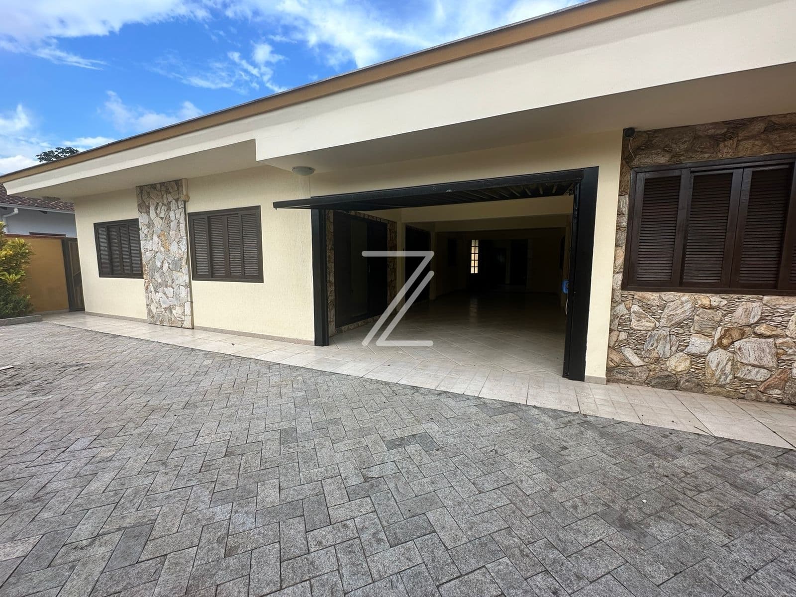 CASA COM PISCINA