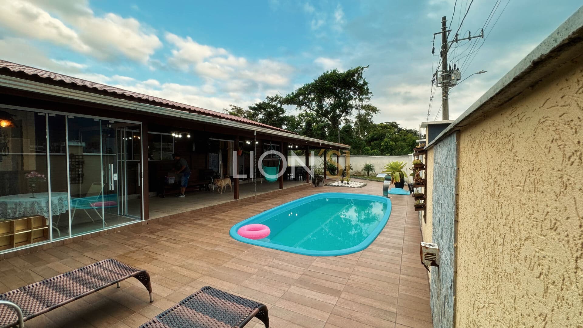 OPORTUNIDADE DE ESQUINA COM PISCINA