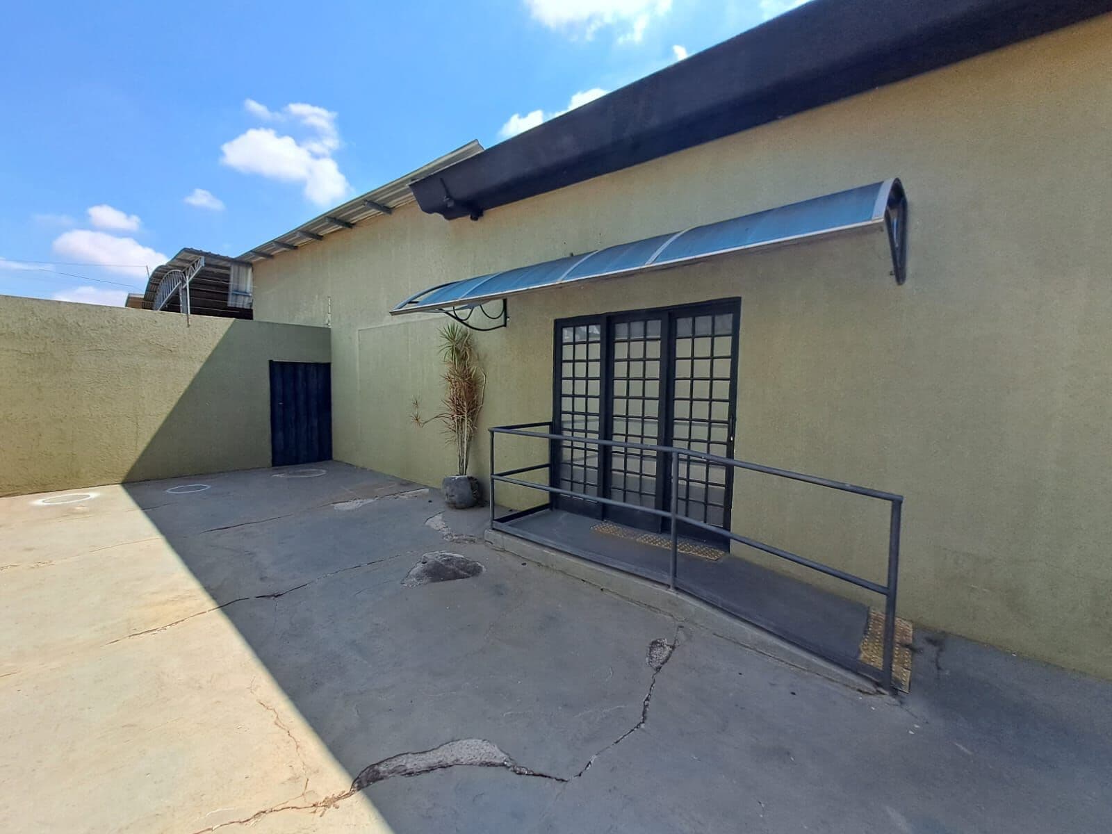 ALUGUEL- PRÉDIO COMERCIAL GRANDE - PRÓXIMO A BR 153