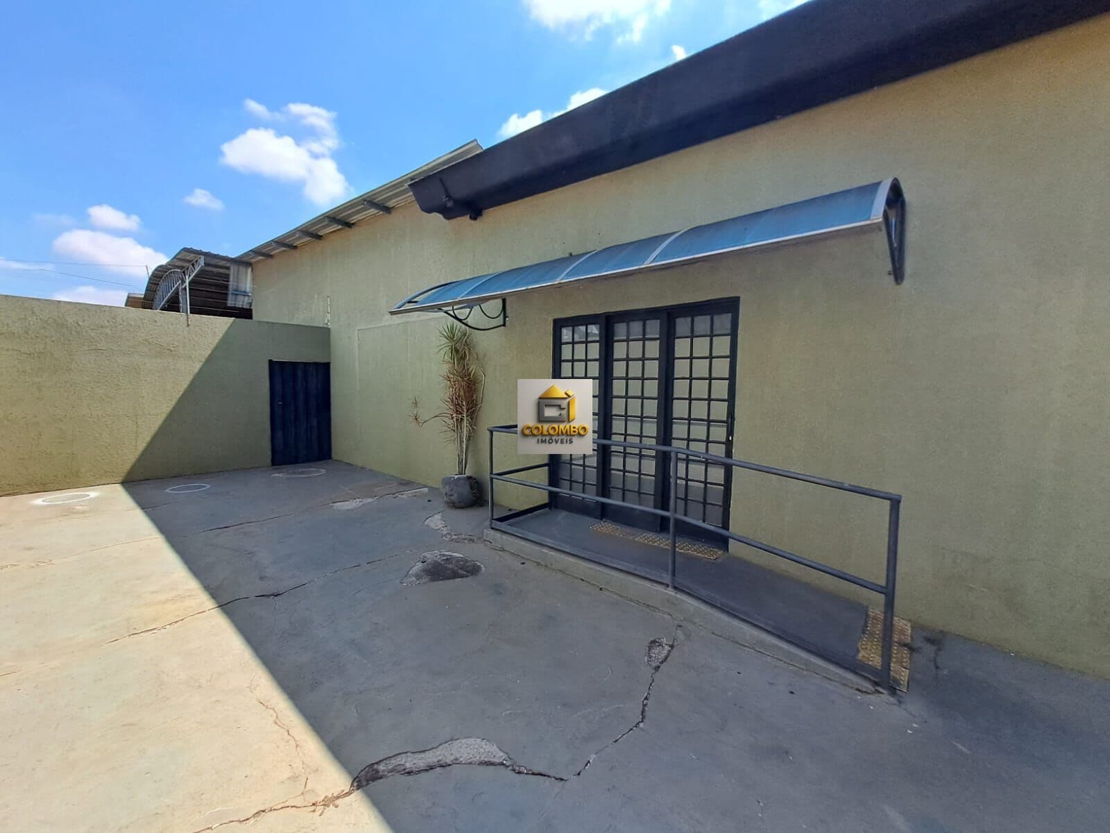ALUGUEL- PRÉDIO COMERCIAL GRANDE - PRÓXIMO A BR 153