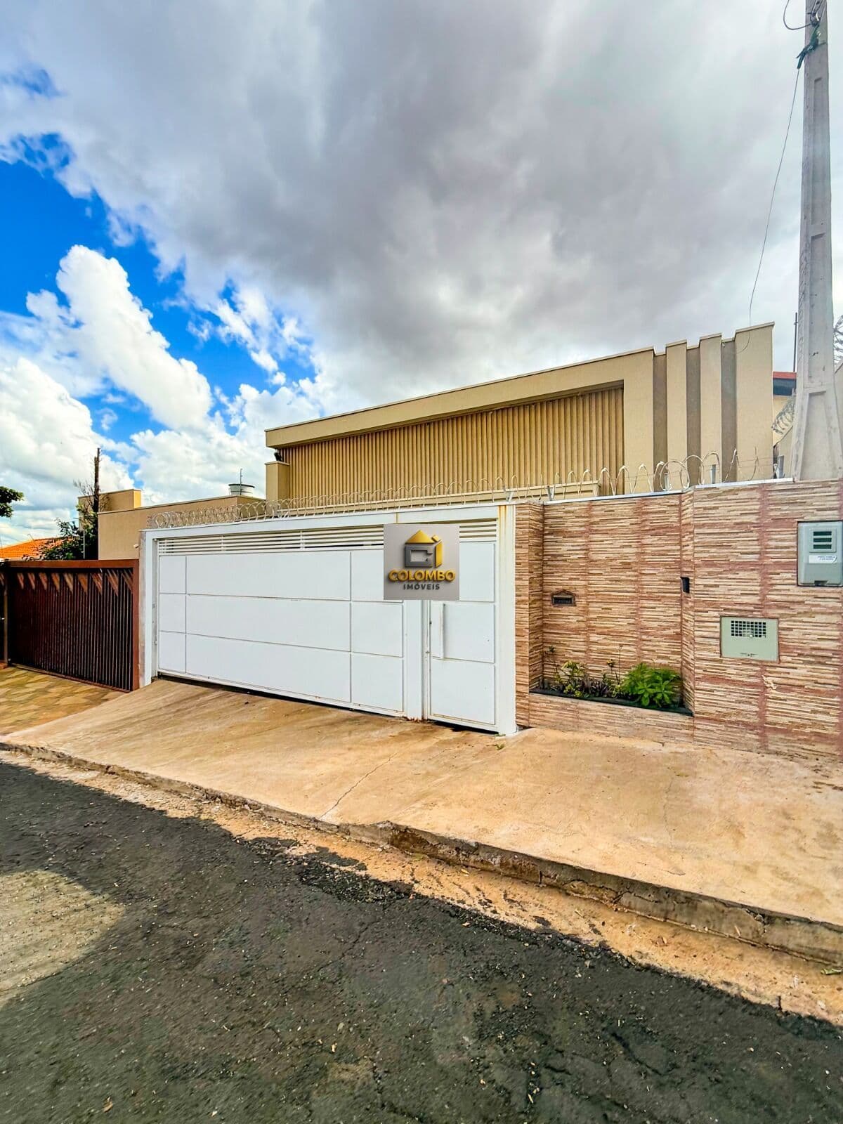 CASA À VENDA – ALTO PADRÃO E CONFORTO
