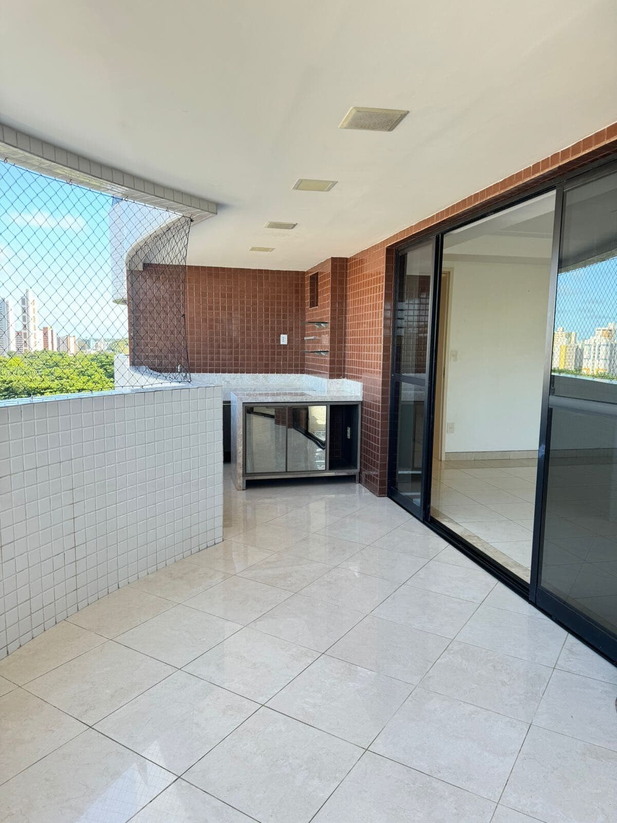 Viva com Estilo: Apartamento Amplo de 225m²
