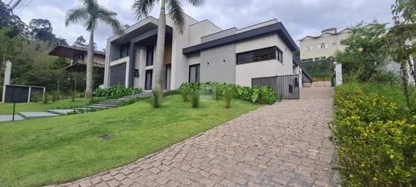 Casa no Tamboré 1 com 800m², mobiliada, com adega para 500 garrafas e excelente relação entre padrão construtivo e valor dentro do condomínio.