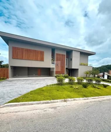 Residência icônica em Alphaville com tecnologia avançada, energia solar e lazer completo
