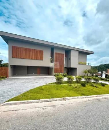 Residência icônica em Alphaville com tecnologia avançada, energia solar e lazer completo