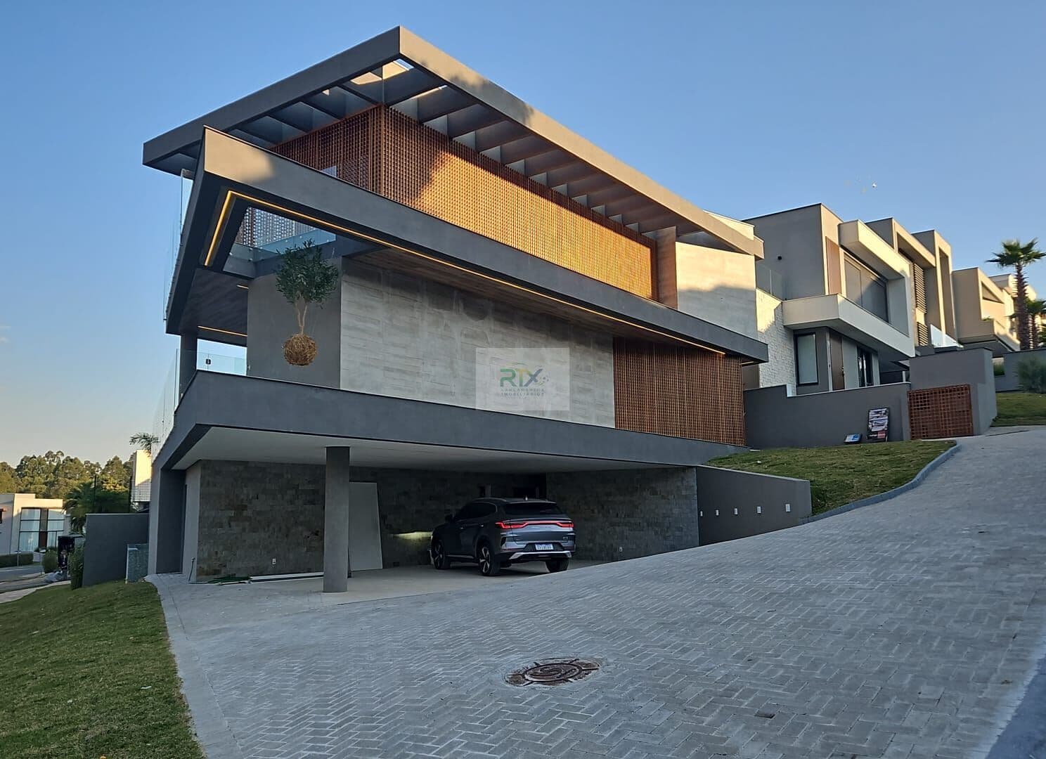 Casa Nova e Mobiliada em Alphaville – Tamboré 11 com 5 Suítes e Lazer Completo