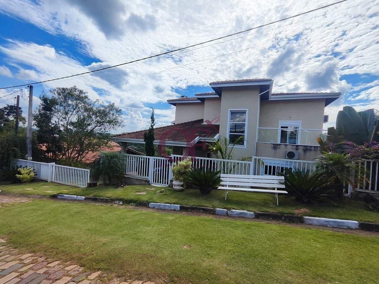 Casa de Campo Alto Padrão em Atibaia com 6 Suítes e Piscina Climatizada – Porteira Fechada