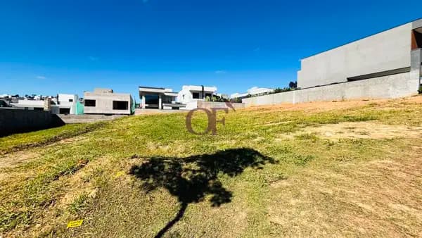 Terreno 390 m² em declive no Condomínio Brisas Jundiaí/SP – Lote B2, fácil acesso e lazer
