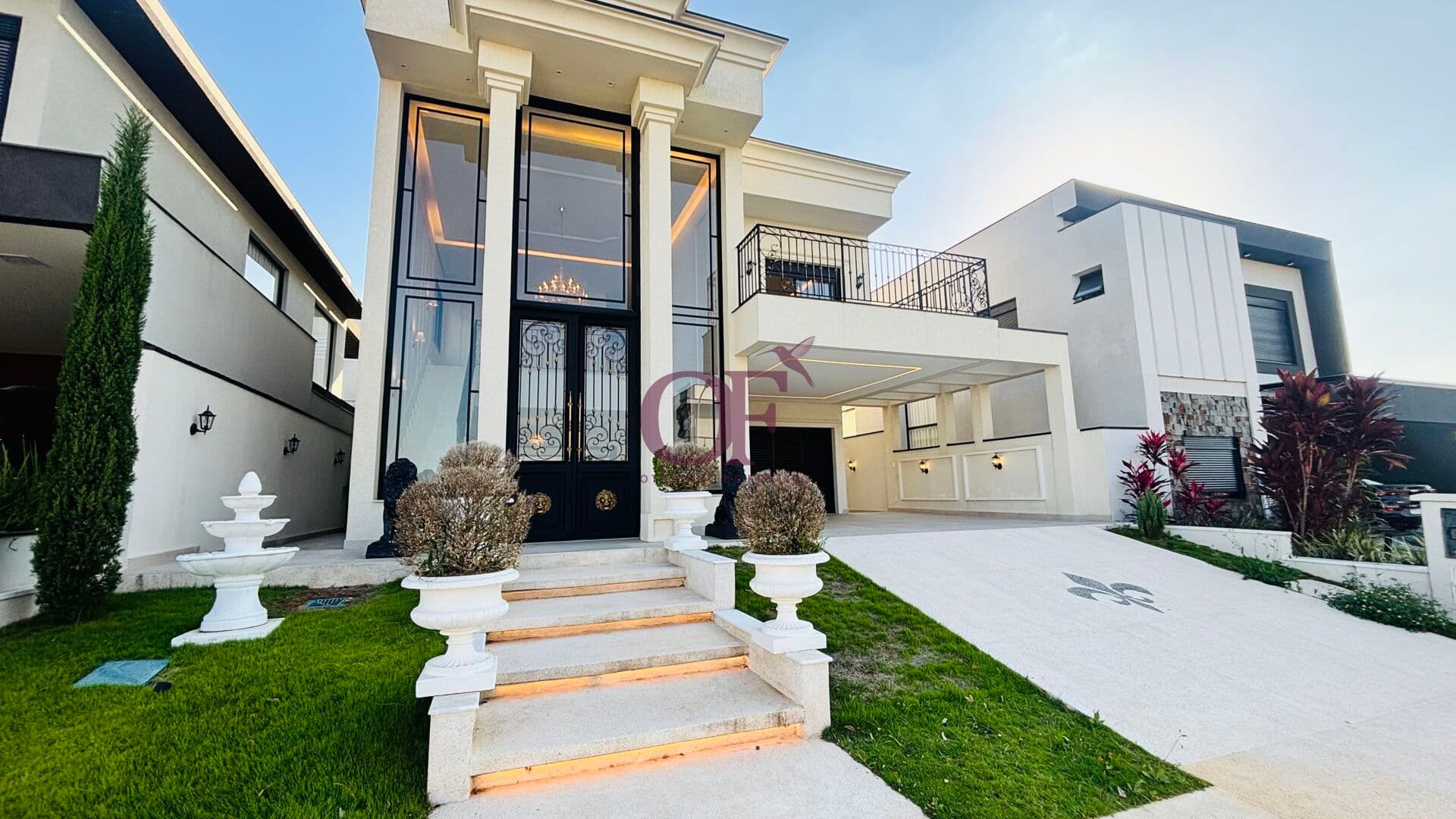 Casa Neoclássica com 3 Suítes, Piscina e Automação Completa