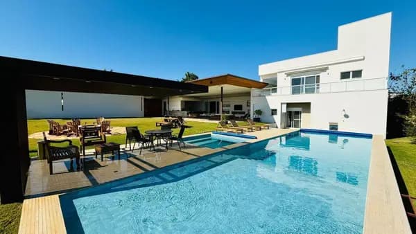 Casa de Luxo no Portal do Japy Golf Club com Piscina Infinita e 5 Suítes