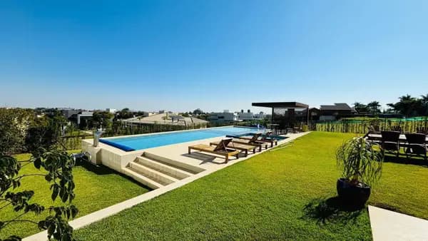 Casa de Luxo no Portal do Japy Golf Club com Piscina Infinita e 5 Suítes