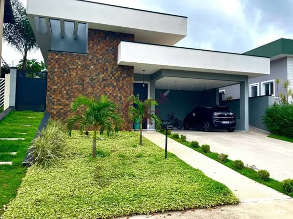Casa Térrea em Condomínio com 3 Suítes e Piscina Climatizada (Aceita Permuta)