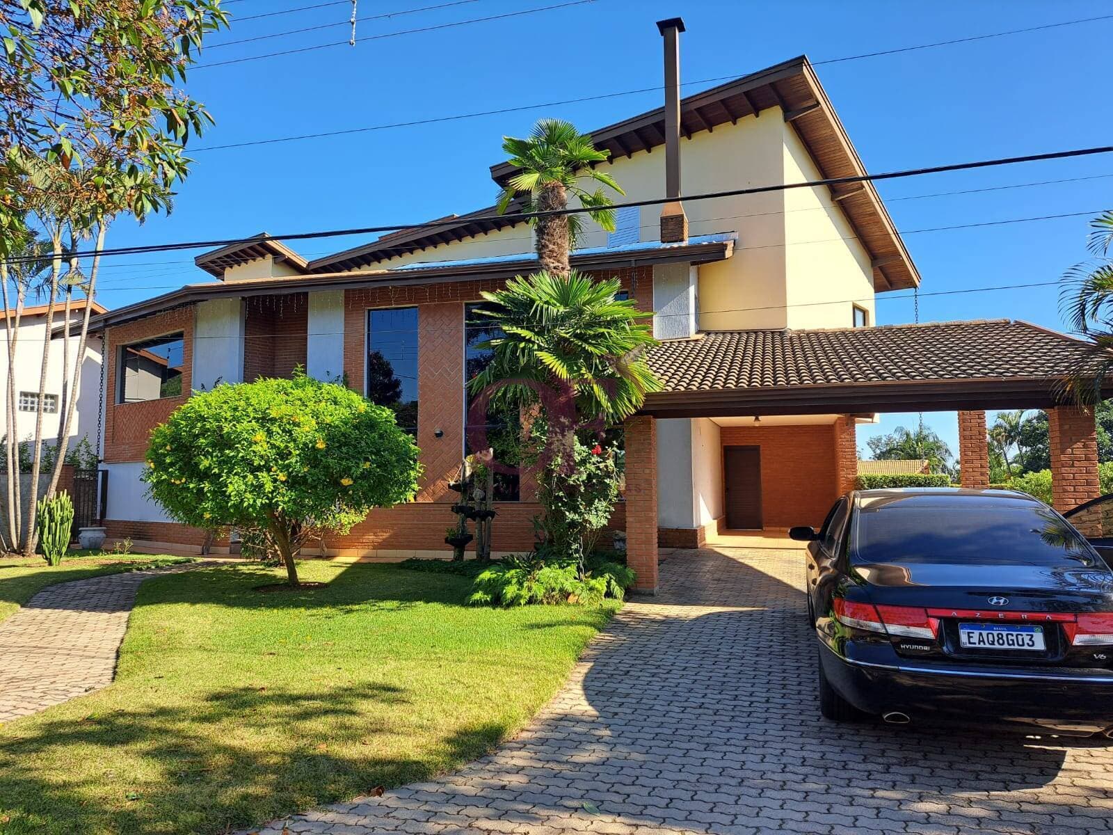 Casa de Luxo em Condomínio com 5 Suítes e Piscina em 3 Níveis com Cascata